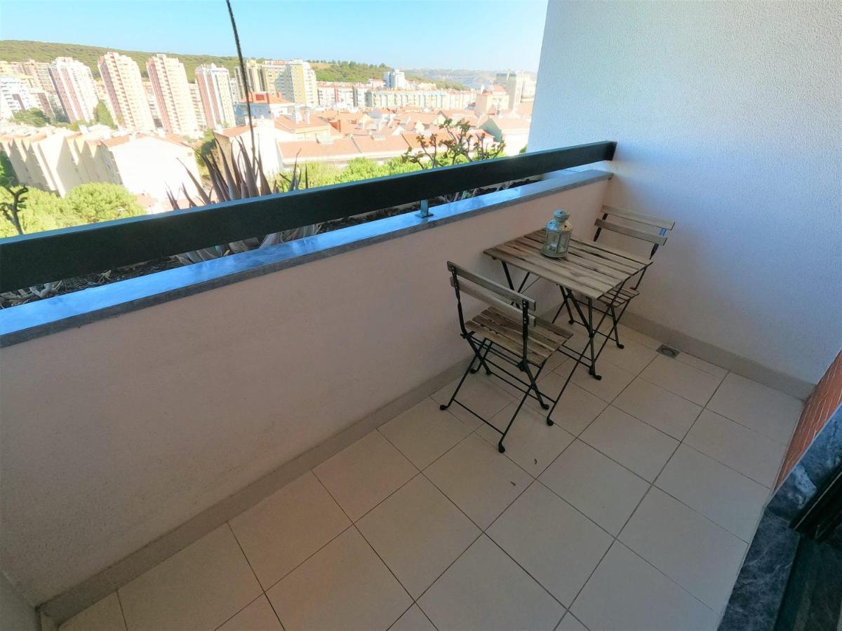 Lisbon 2 bedroom apartment with balcony in Algés Exterior foto