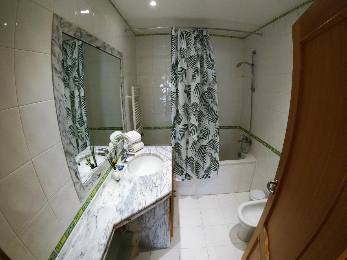 Lisbon 2 bedroom apartment with balcony in Algés Exterior foto