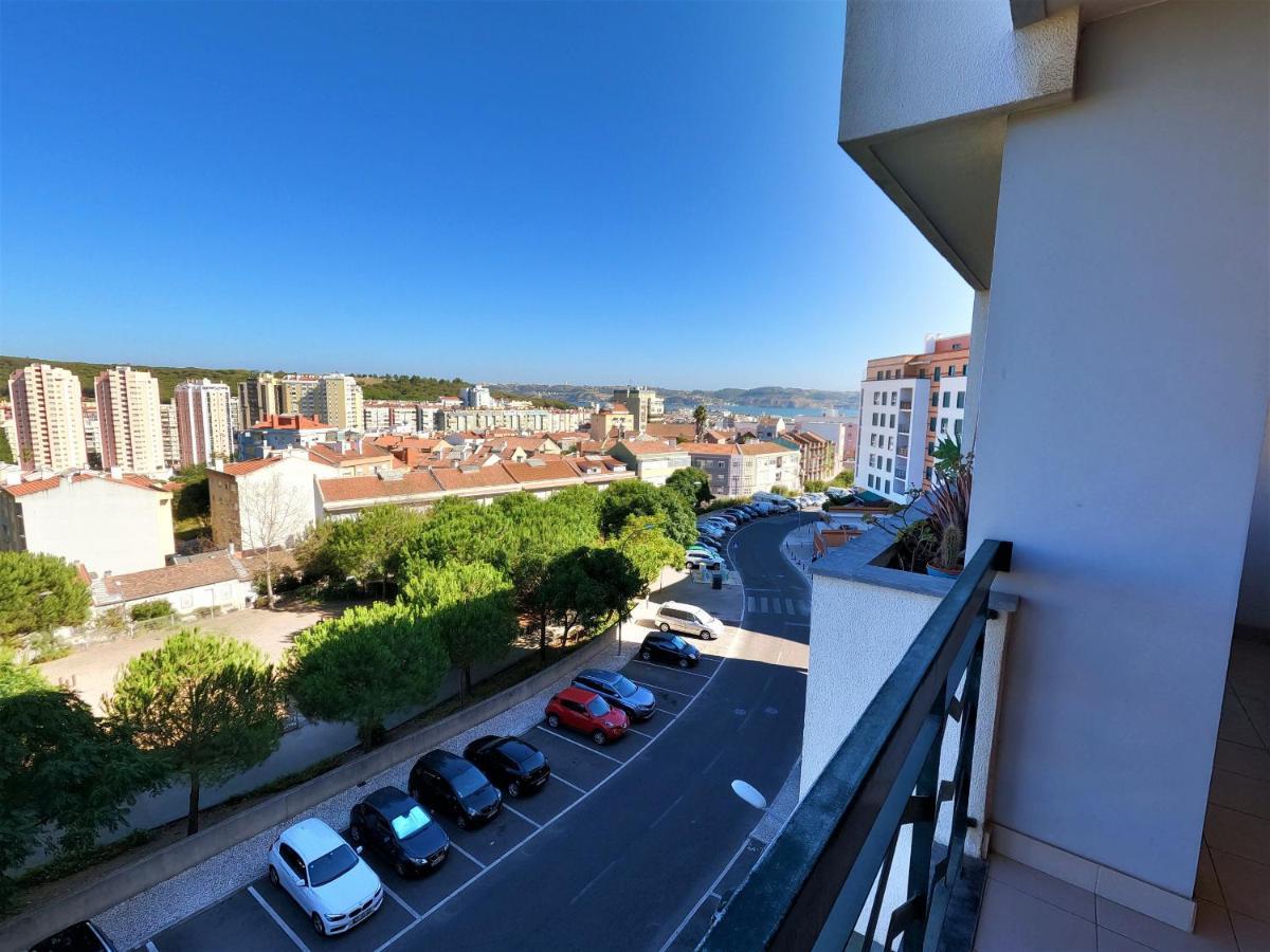 Lisbon 2 bedroom apartment with balcony in Algés Exterior foto
