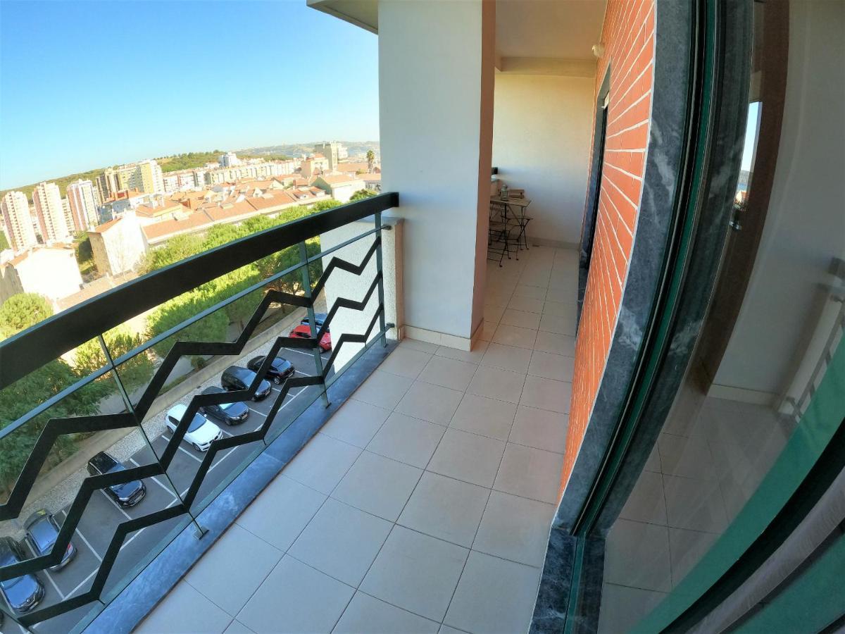 Lisbon 2 bedroom apartment with balcony in Algés Exterior foto